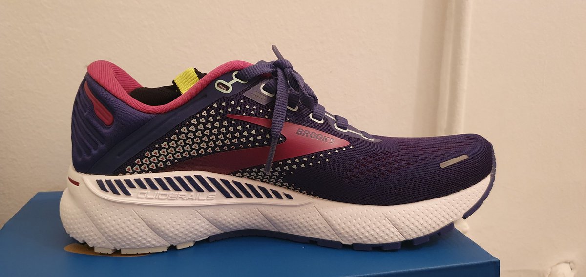 Addio Hoka gialline, dopo 563km di onorato servizio è arrivato il momento di lasciarvi. 
Ora si  inaugura l'epoca delle Brooks.  Speriamo mi siano amiche e sappiano sostenermi nelle mie piccoli imprese. #runnerpersignora