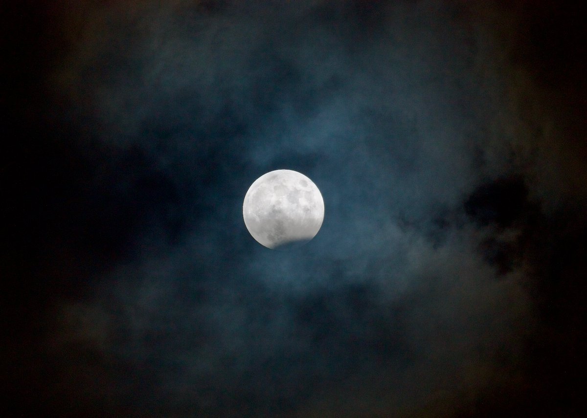 xavix's tweet photo. Eclipsi parcial #ElTempsTV3. @eltempsTV3 https://t.co/3qLt2ZobLO