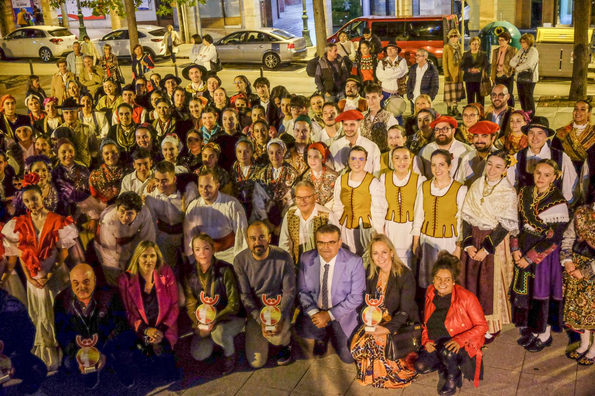 Torrelavega_es's tweet photo. 📸VIII Festival Folclórico Juvenil, con agrupaciones de Almería, Asturias, Burgos, Cantabria, La Rioja, Madrid, Murcia, Navarra, Palencia y Zamora
#Festivalfolclóricojuvenil #FEAF #folclore #Torrelavega #Torrelaveganízate https://t.co/5kKaM1tJO1