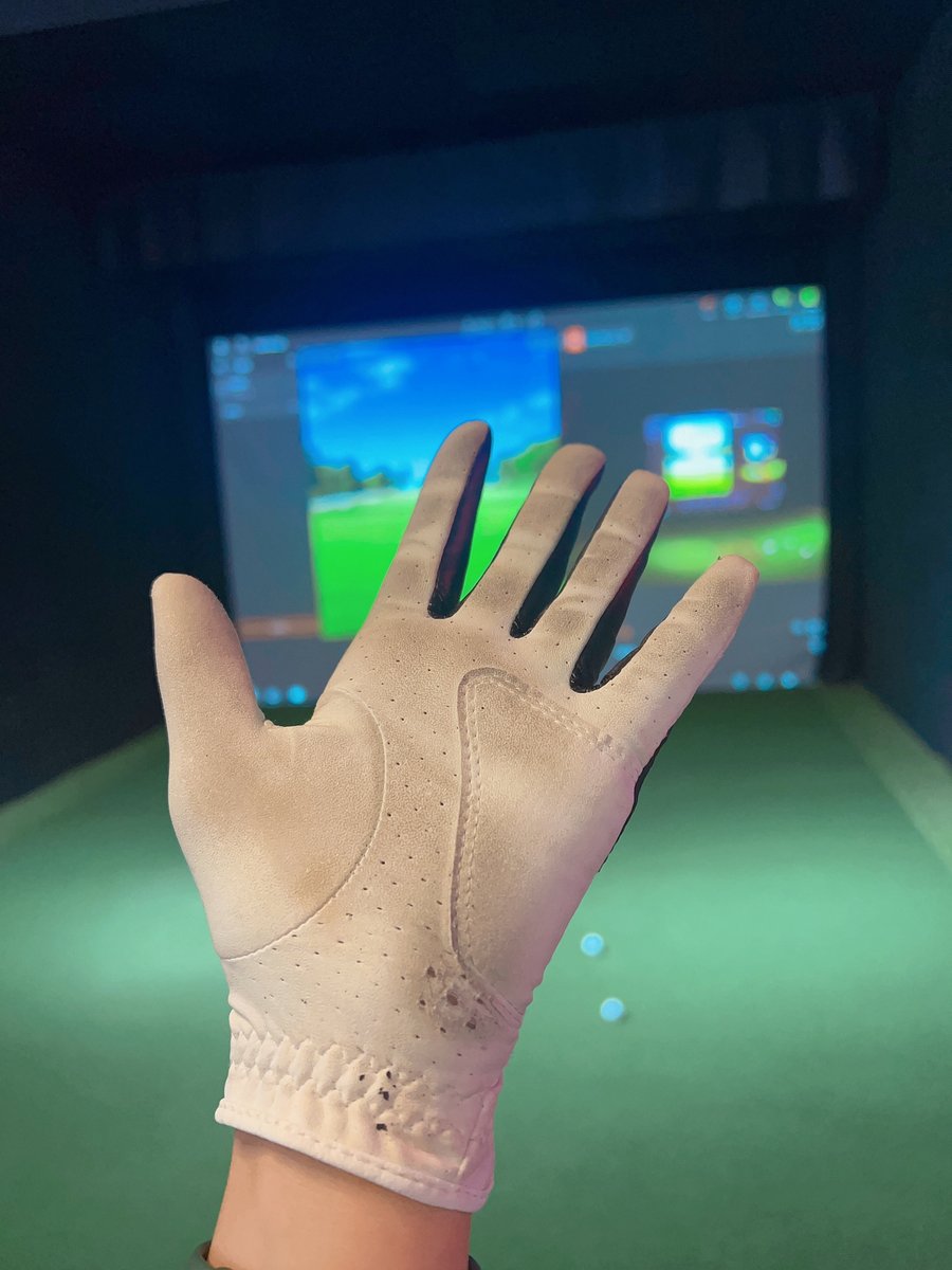 s_elfexpression's tweet image. This is my favorite indoor driving range for practicing golf. This is a driving range integrating leisure and entertainment. You can have coffee, drink, and chat. There are also professional coaches on staff.