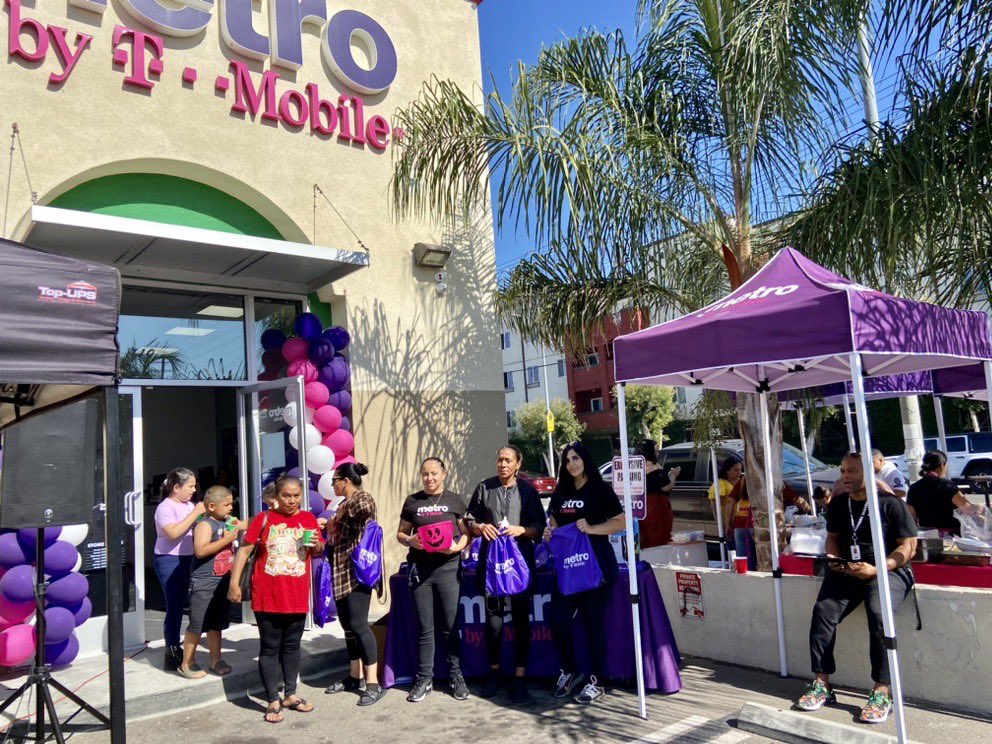 Vanessa Gonzalez (@srtabing) on Twitter photo 🚨Remodel Alert!
Check out <a href="/MetroByTMobile/">Metro by T-Mobile</a>
📍5971 S Main St, LA!
They went all out w/ free food, Kona Ice 🍧& <a href="/cali939/">Cali939</a> on site!
Wanna get in on the fun? Stop by
📍8026 S Central Ave, LA today 4:30-6:30p for another awesome remodel event!
#GrowLA <a href="/ErikSodik/">Erik Sodik</a> <a href="/StacieLlaurado/">Stacie Llaurado</a> 🚨Remodel Alert!
Check out <a href="/MetroByTMobile/">Metro by T-Mobile</a>
📍5971 S Main St, LA!
They went all out w/ free food, Kona Ice 🍧& <a href="/cali939/">Cali939</a> on site!
Wanna get in on the fun? Stop by
📍8026 S Central Ave, LA today 4:30-6:30p for another awesome remodel event!
#GrowLA <a href="/ErikSodik/">Erik Sodik</a> <a href="/StacieLlaurado/">Stacie Llaurado</a>