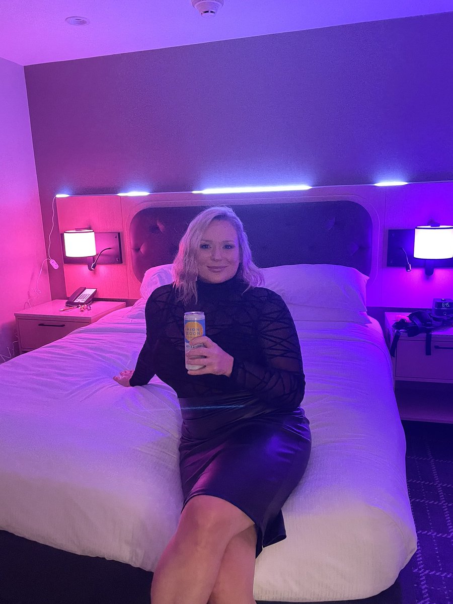 MidlifeCraving's tweet photo. Scenes from a hot date with one of my favorite couples last week 💋 https://t.co/OaT8Z7FIYu