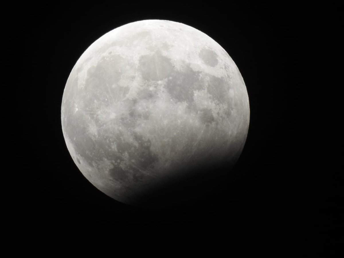 L'eclipsi parcial de #Lluna d'avui ♥️ Tenir al <a href="/pau_guz_man/">Pau Guzmán</a> a l'equip de comunicació ens dona aquestes alegries ✨