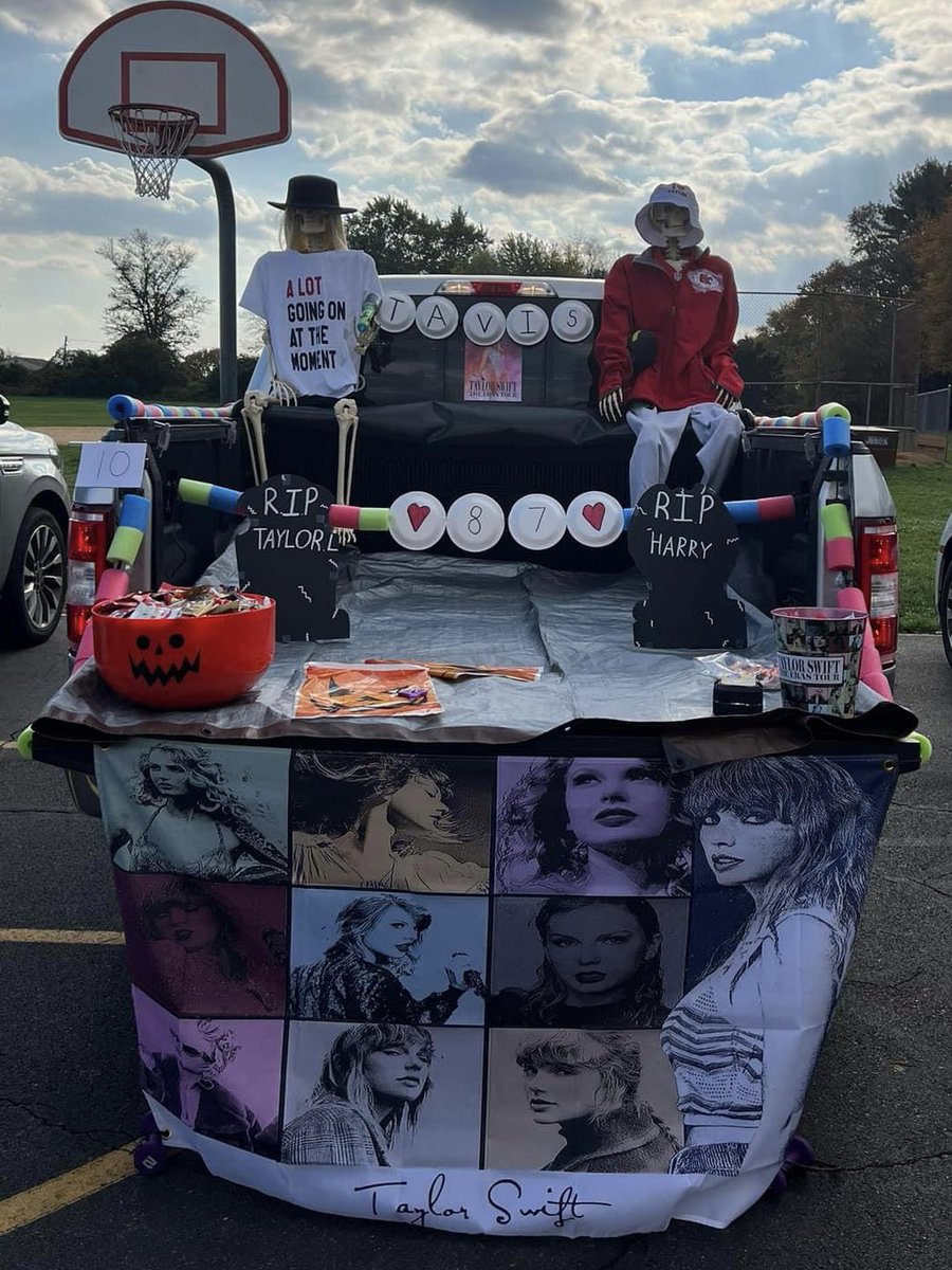 moochsu2k's tweet photo. Hey @taylorswift13 @tkelce @JasonKelce @newheightshow I hope you like our decor for Trunk or Treat. https://t.co/L6dNEUJM99