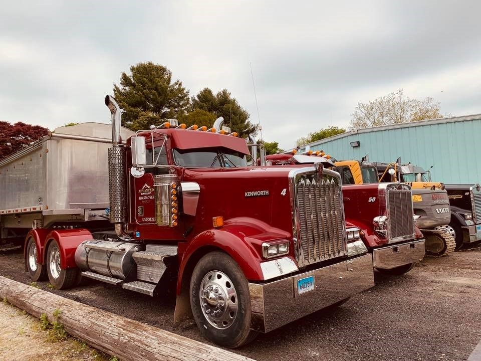 AdvancedGCCT's tweet photo. We've got the tools and the team to handle all your material moving and debris removal needs.
#HeavyMachinery #HaulingServices #ConstructionLife #Teamwork #HaulingExperts https://t.co/nlP7xCzXJy