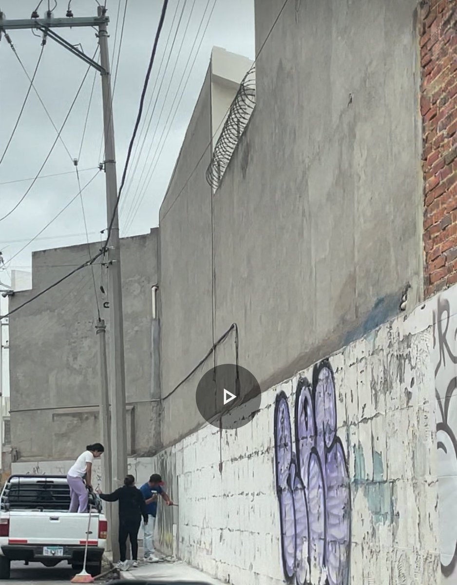 made_galina's tweet photo. Hoy nos tocó ver que una señora del campestre de golf mandara una camioneta para robarse una pared de vitro que se puso como prevención contra vandalismo. https://t.co/iGHT7sxobA