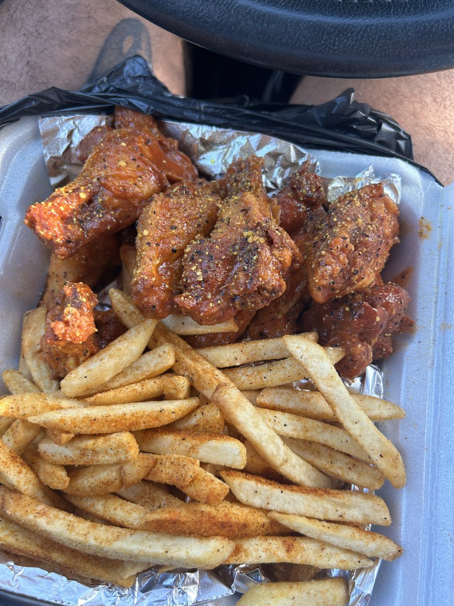 frenchtoastgawd's tweet photo. Iight b ham y’all have been partially redeemed. 

I went to j wings in Crossplex and these are def better than wings heaven. Are they the best I’ve had and so good I will call y’all wing capital? No. I can get this at home and other cities. Honestly 😕 https://t.co/vOt9QxLkLN