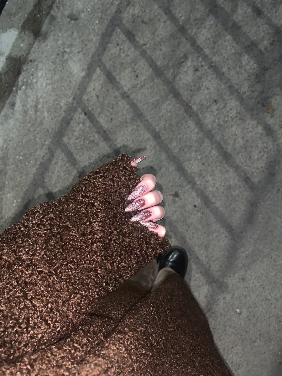 не могу я с коротким квадратом, обратно одну руку нарастила 👩🏿‍🦲