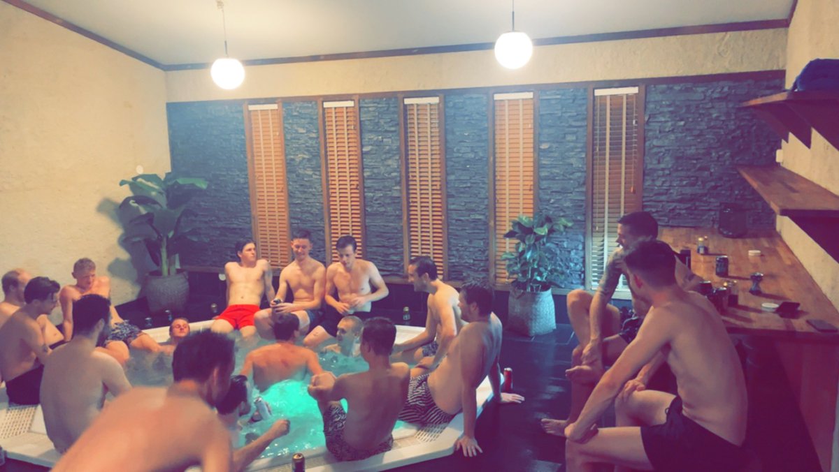 Vi avslutar säsongen med lite vinprovning🍷.  Tack ska ni ha! 

#ettrödtjutshjärta🍷❤️