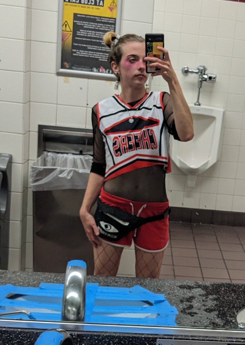 in_visible_boy's tweet photo. I was kind of hot and skinny last night https://t.co/1zptIIPiU2
