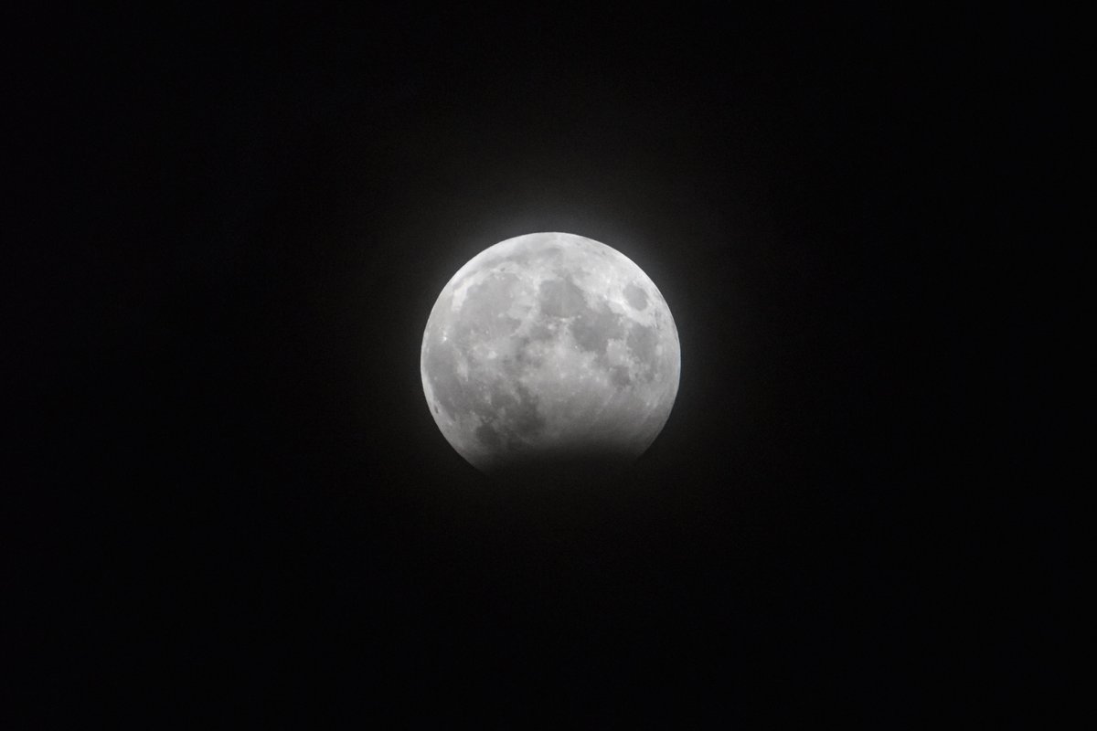 Oskar_Brennan's tweet photo. The #PartialLunarEclipse spotted between the clouds over #Gloucestershire tonight! You can see the Earth's shadow move in across the photos taken over the course of about half an hour. 😃
-
#eclipse #moon #earthshadow #stormhour @Stormhour @UKWX_ @StormchaserUKEU https://t.co/52K9xRpSEg