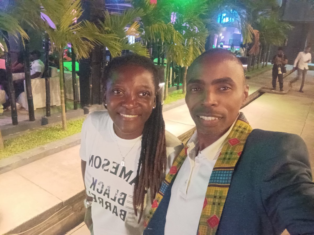 TitiNdema's tweet photo. Je suis allé faire un coucou au #BlackAndWhite à la fabuleuse @sandradeejay237
Oui je suis à Douala pour 24h.
#RuuningAlways
#WorkSession https://t.co/gyPcC0uNZ9