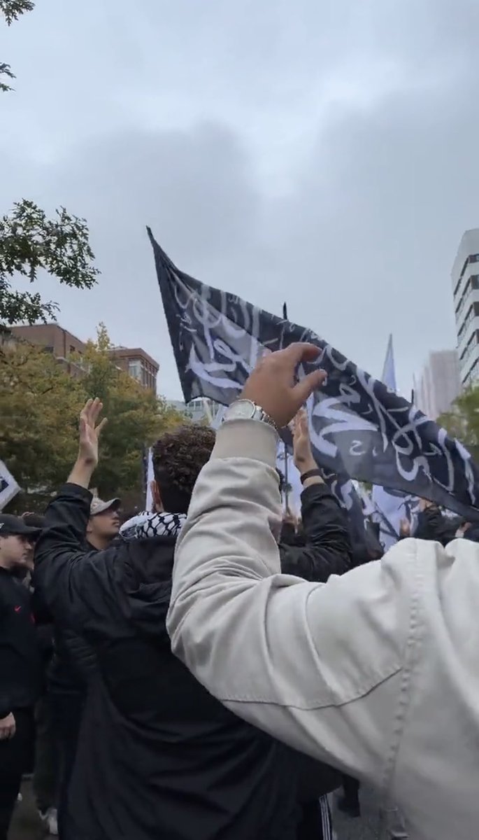OthmannRonya's tweet photo. Heute in Hamburg: das schwarze Banner, das übrigens auch der IS und Al Qaida verwendet. https://t.co/1JnfJpEaZN