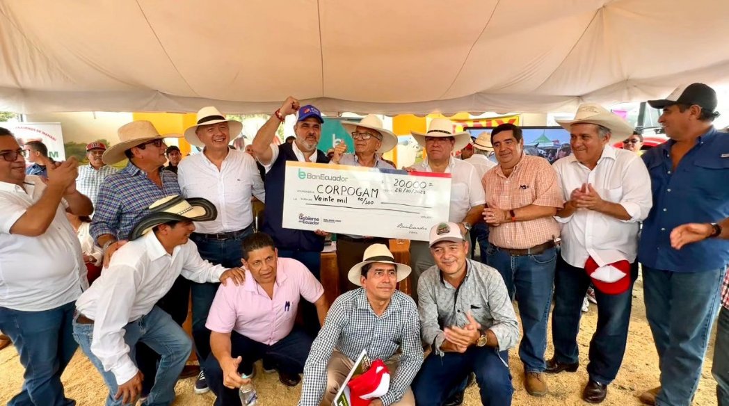 BanEcuadorBP's tweet photo. 📍#Chone || 🐄💪Fortalecemos la actividad ganadera manabita con financiamiento. Durante la feria #Expocebu2023 organizada por @corpogam , entregamos #CréditosProductivos para adquisición de ganado y maquinaria. 

#NuestroTrabajoContinúa https://t.co/XN45LCKh6K