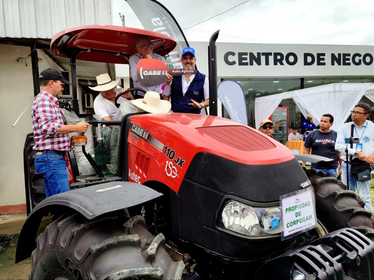 BanEcuadorBP's tweet photo. 📍#Chone || 🐄💪Fortalecemos la actividad ganadera manabita con financiamiento. Durante la feria #Expocebu2023 organizada por @corpogam , entregamos #CréditosProductivos para adquisición de ganado y maquinaria. 

#NuestroTrabajoContinúa https://t.co/XN45LCKh6K