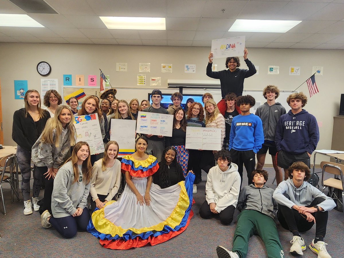 0486Lauris's tweet photo. Great time sharing my culture with my students.  They learnt a lot about Colombian Regions💛💙❤️ @ParticipateLrng #connectingourworld https://t.co/qKp3G7geFL