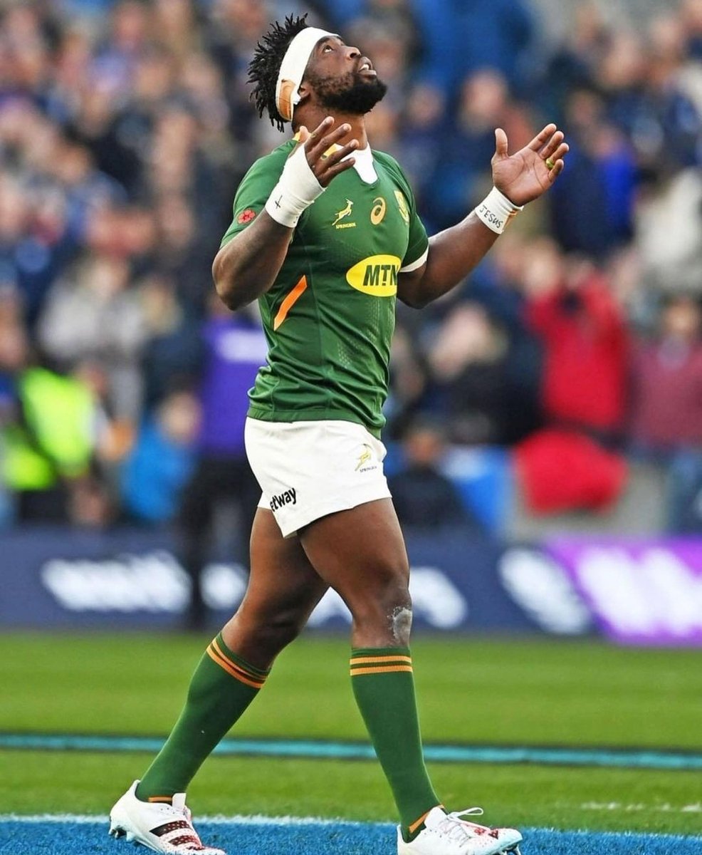 #RWCFinal    siya kolisi lifting the world cup twice 😇💐