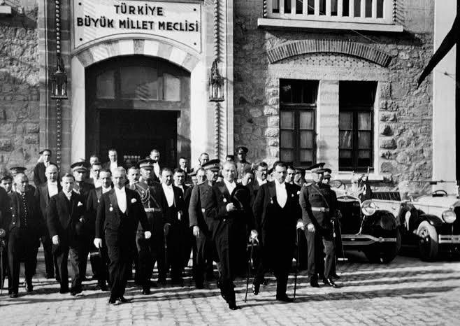 'Ey yükselen yeni nesil! İstikbal sizsiniz. Cumhuriyeti biz kurduk, onu yükseltecek ve yaşatacak sizsiniz.' Gazi Mustafa Kemal Atatürk Cumhuriyetimizin 100. Yılı Kutlu Olsun!