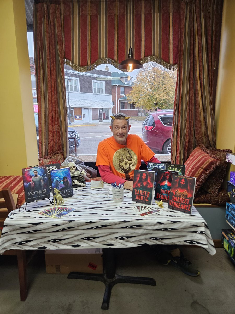 CuppaWords's tweet photo. Come pickup some new spooky boooooooks, play some games, have some coffee, and grab a bite to eat at the attached diner 📚🎲☕️🍔 Authors Diane Andersen, Joe Hagen, Sarah J Dhue, and Justin Kennon will be here til 8pm 🧟‍♂️ https://t.co/IJb9Geop5Z