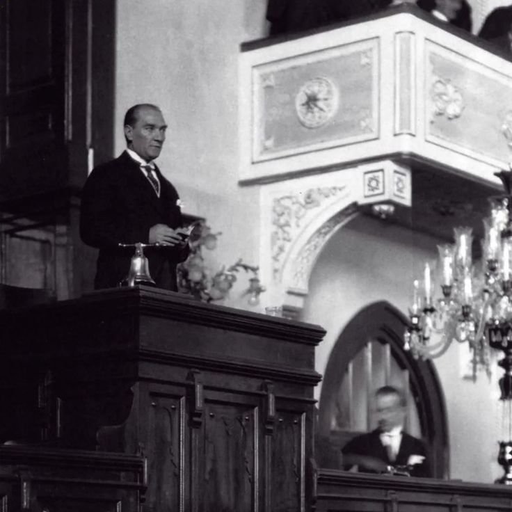 100 Yıl Önce Bugün | Mustafa Kemal Atatürk, Türkiye Cumhuriyetini kurdu.