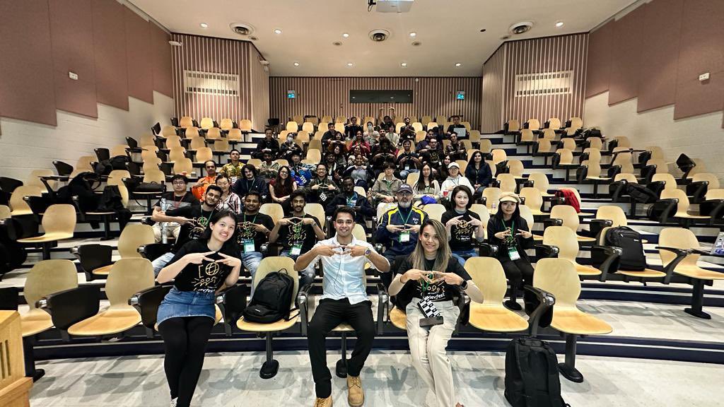 gdgcloudtoronto's tweet photo. AND THAT'S A WRAP ON #GOOGLEDEVFESTTORONTO2023! Thank you to our attendees, speakers, sponsors, vendors, and the entire team for bringing DevFest to life. We hope you leave feeling motivated, refreshed, and excited for our year round study jams.✨

#gdg https://t.co/NHpwl3t9ay