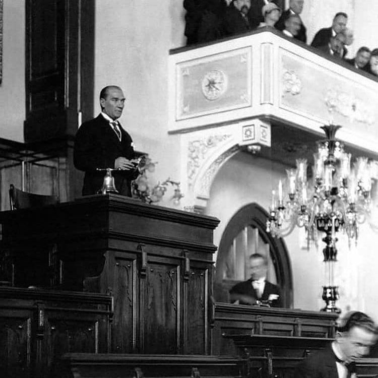 100 yil önce savastan cikmis, yillarca padisah tebaasi olan bir topluma CUMHURIYETI hediye eden büyük önder MUSTAFA KEMAL ATATURK’e minnet ve saygiyla. Cumhuriyetimizin 100.yili kutlu olsun. Cumhuriyete onumuzdeki yillarda sıkı sıkı sarilmak umidiyle🇹🇷