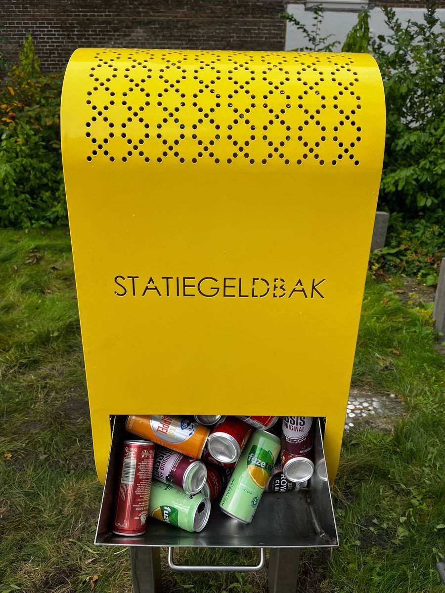 dezeruimte's tweet photo. Ruimte voor de statiegeldbak van @cantatore_pablo ! Wist u dat de schade aan kapotte afvalbakken in de openbare ruimte in de miljoenen loopt?! Uiting vd stille armoede in ons land sinds statiegeld op flesjes werd geïntroduceerd. Lees Pablo’s antwoord ~>https://t.co/NxEMvXQ12s https://t.co/fPuGhkKqFA