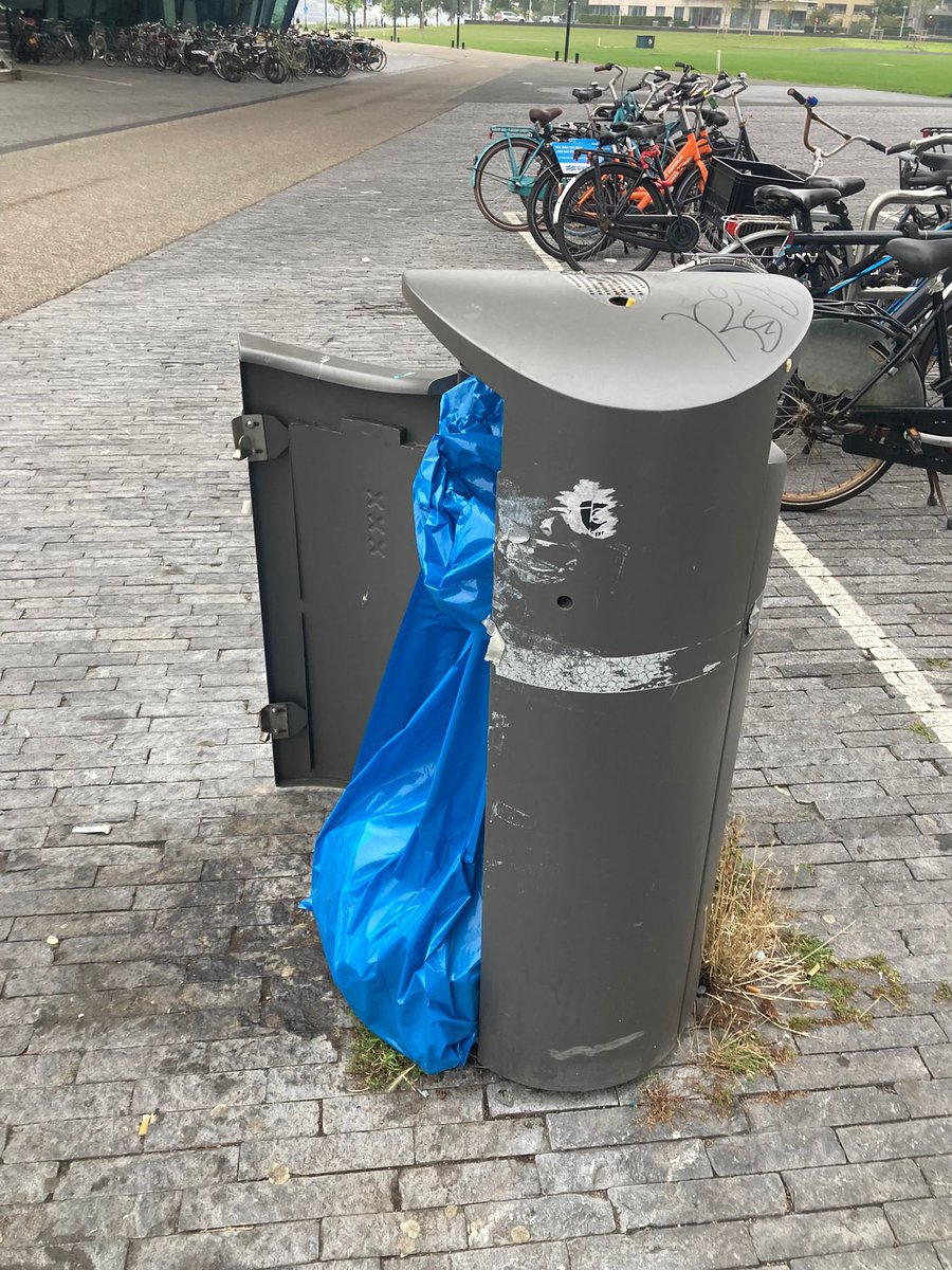 dezeruimte's tweet photo. Ruimte voor de statiegeldbak van @cantatore_pablo ! Wist u dat de schade aan kapotte afvalbakken in de openbare ruimte in de miljoenen loopt?! Uiting vd stille armoede in ons land sinds statiegeld op flesjes werd geïntroduceerd. Lees Pablo’s antwoord ~>https://t.co/NxEMvXQ12s https://t.co/fPuGhkKqFA