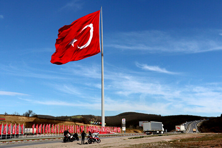 Başta gazi Mustafa Kemal Atatürk olmak üzere cennet vatanımızı kuran onlarca sayısız kahramana teşekkür eder, onlarca yıldır bizleri koruyan @TSKGnkur ve @tcsavunma a şükranlarımı özel olarak iletirim. Aynı bayrak altında aynı hayalleri kurduğumuz herkesin 100. Yılını kutlarım..