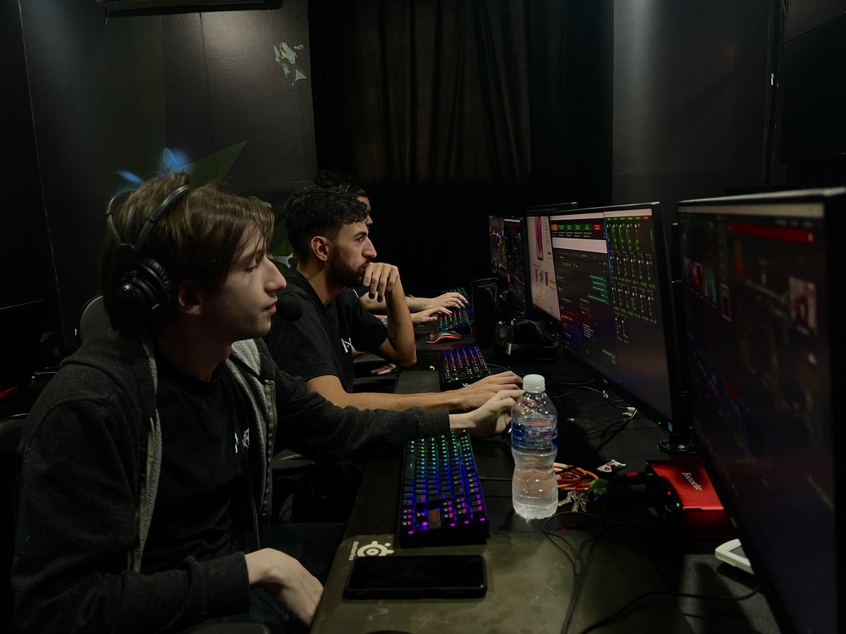 #DESAFIODASBRUXONAS 

Dia de campeonato a nossa equipe de Broadcast fica assim: focados 🧐

Quem aí tá acompanhando a live? Correeee que tá uma loucura 🔥🔥🔥

📺 twitch.tv/arenaon

#MWIII #Warzone #CallOfDuty