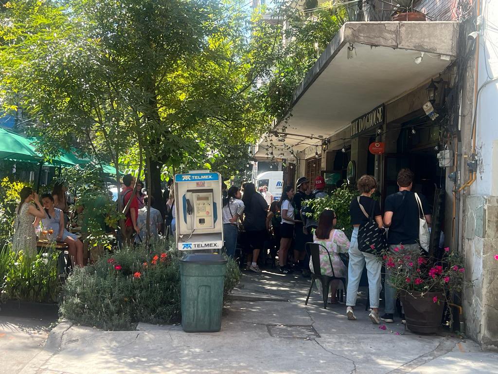CiudadChingona's tweet photo. Continúanegligencia de autoridades: @PubTheDogHouse (Sinaloa-Medellín) bloquea paso peatonal, alcohol en vía pública, conflictos vecinales. Sus omisiones tendrán consecuencias electorales. Dónde están @PAOTmx, @martibatres, @AlcCuauhtemocMx y @UCS_GCDMX @inveacdmx? #unionvecinal https://t.co/TR9zigTLpy