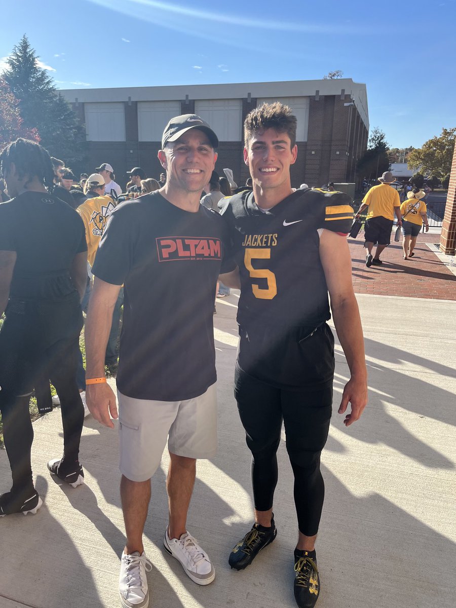 So proud to watch ⁦<a href="/campanale5/">Drew Campanale</a>⁩ play today as ⁦<a href="/RMCfootball/">𝗥𝗔𝗡𝗗𝗢𝗟𝗣𝗛-𝗠𝗔𝗖𝗢𝗡 𝗙𝗢𝗢𝗧𝗕𝗔𝗟𝗟</a>⁩ beat Washington and Lee, 35-12 to improve their record to 8-0!! 
Shrewsbury is proud of you, Drew !!