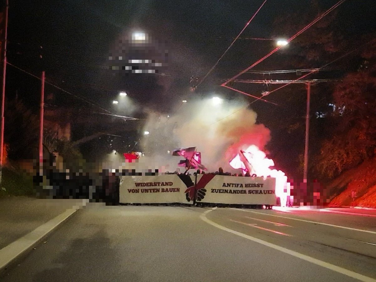 Rund 800 Menschen beteiligten sich heute am Antifaschistischen Abendspaziergang - bitter nötig in Zeiten zunehmender rechter Präsenz. Der Umzug zeigte sich auf verschiedene Arten ausdrucksstark. #bern #antifa
