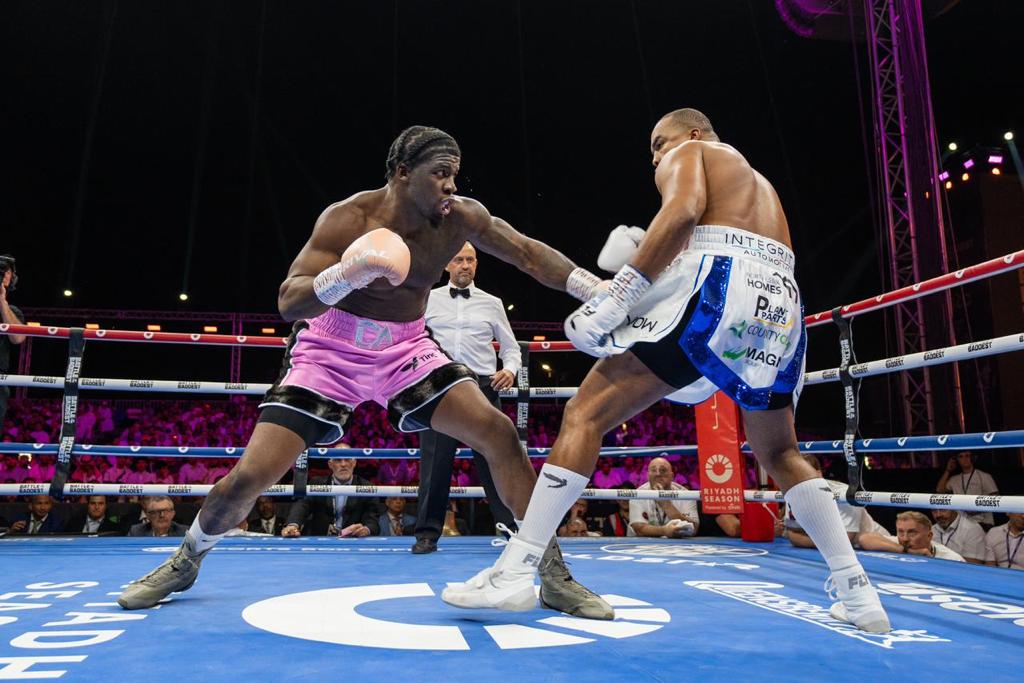 RiyadhSeason's tweet image. أجواء أسطورية تبدأ مع نزال FABIO WAROLEY VS DAVID ADELEYE 🥊
ضمن نزالات الـ Undercard .. في حفل افتتاح #موسم_الرياض 🤩🔥

 #BattleOfTheBaddest
#RiyadhSeason
#BigTime