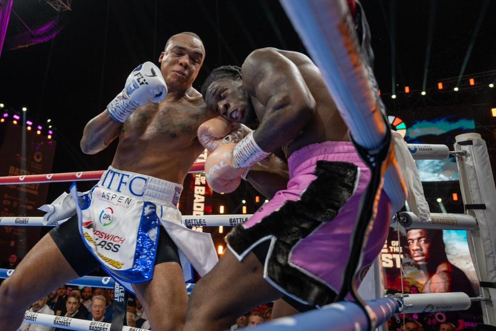 RiyadhSeason's tweet image. أجواء أسطورية تبدأ مع نزال FABIO WAROLEY VS DAVID ADELEYE 🥊
ضمن نزالات الـ Undercard .. في حفل افتتاح #موسم_الرياض 🤩🔥

 #BattleOfTheBaddest
#RiyadhSeason
#BigTime