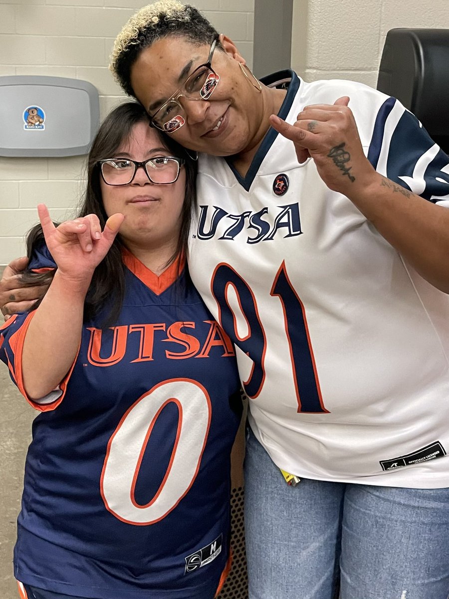 audreymg0928's tweet photo. Gabby met Vic Shaw’s mom, Gabby. The two Gabby’s! She was the sweetest! Birds up! https://t.co/w3vzYODC41