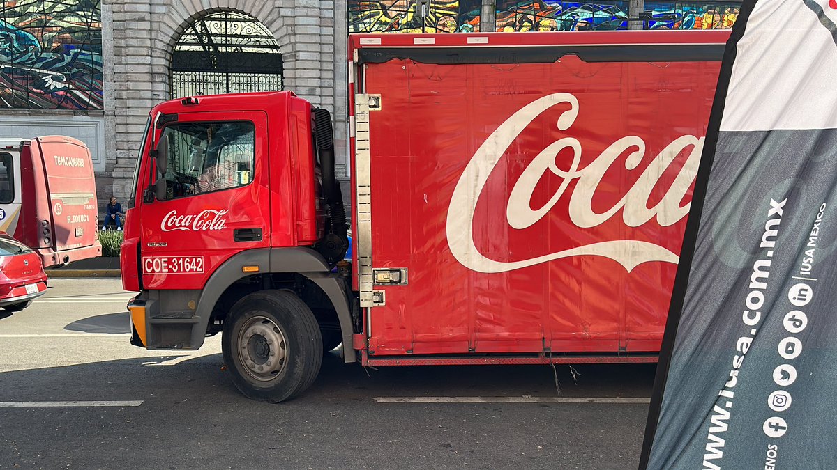 JCarlosFRivas's tweet photo. @CocaColaMx Tienen más de una hora afuera de mi negocio, en medio de la calle, que poca madre. https://t.co/2e2h48py2J