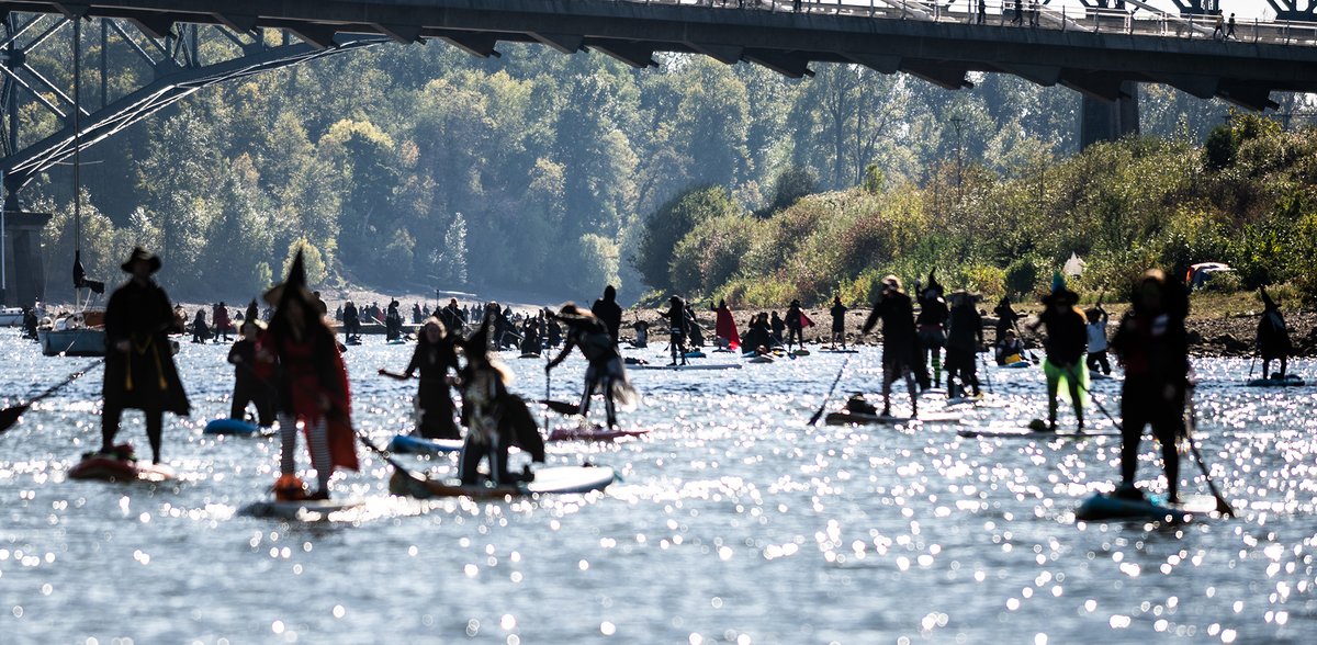 KATUNews's tweet photo. A coven of paddling witches took to the Willamette River Saturday as part of a Portland Halloween tradition - the 6th annual SUP Witches on the Willamette! https://t.co/7dUJgEzrTo https://t.co/V7g2EeXEIw