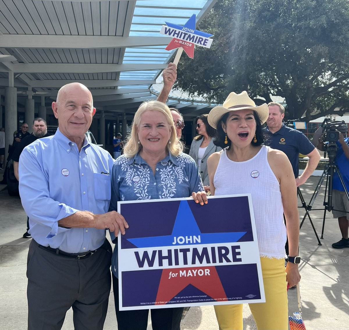 LaCongresista's tweet photo. Joined @whitmire_john at polls to vote for him for Mayor. Many supporters there to cheer him on. We need a Mayor that will unite us. A Mayor for all of Houston. https://t.co/RfK3AElHqX