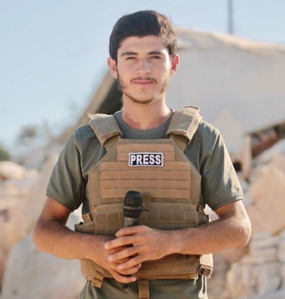 اللهم تقبله في الشهداء وارفع درجته يا رب العالمين.
رحم الله الشاب الإعلامي محمد عثمان الذي قُتِل في إدلب في القصف الغاشم المستمر هذه الأيام تزامناً مع أحداث فلسطين.

وكان آخر فيديو لمحمد: عن غزة؛ تضامُناً وتعاطفاً وتآزرا معها؛ فرحمه الله وأعلى منزلته.