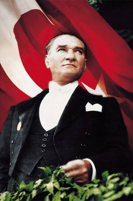 100 yıl önce, bir milletin kaderini değiştiren o metin! 

“Hâkimiyet, bilâ kayd ü şart milletindir. İdare usulü halkın mukadderatını bizzat ve bilfiil idare etmesi esasına müsteniddir. Türkiye Devleti’nin şekl-i hükümeti Cumhuriyettir” 

İlelebet! 

Nice yüz yıllara, gururla!🇹🇷