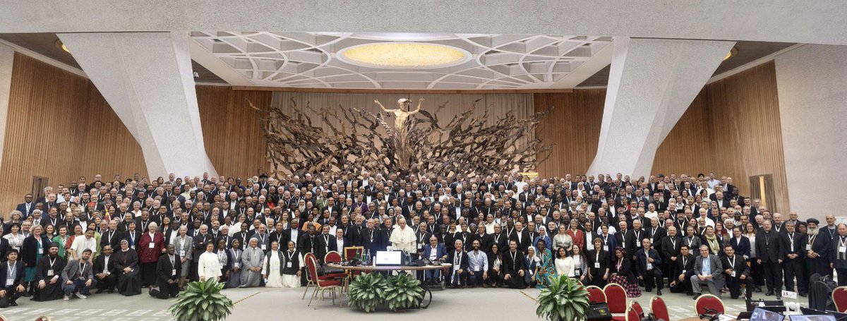antoniospadaro's tweet photo. Approvazione amplissima del Documento di sintesi del #Sinodo.
Noto questo paragrafo del capitolo 15 della parte III circa le questioni aperte: “Proponiamo di promuovere iniziative che consentano un discernimento condiviso su questioni #dottrinali, #pastorali ed #etiche che sono controverse, alla luce della Parola di Dio, dell’insegnamento della Chiesa, della riflessione teologica e, valorizzando l’esperienza sinodale. Ciò può essere realizzato attraverso approfondimenti tra esperti di diverse competenze e provenienze in un contesto istituzionale che tuteli la riservatezza del dibattito e promuova la schiettezza del confronto, dando spazio, quando appropriato, anche alla voce delle persone direttamente toccate dalle controversie menzionate. Tale percorso dovrà essere avviato in vista della prossima Sessione sinodale”. (approvato con sì 310 / no 36)