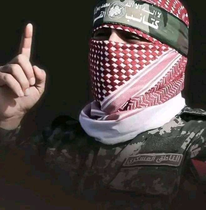 من هيبة الصوت نعرف هيبة الصوره
وهيبة   النص  نقراها   من   العنوان

وفي  الملثم  نشاهد  قوم   منصوره
وشموخ   نادر  وعزه   نادره   وايمان

هذا الملثم   شعوب الأرض جمهوره
وكلهم   له   قلوبٌ    صاغيه   واذان

ونور   رب  السماء   ضوه   وناظوره
وبقوة   الله   يرهب   قوة   العدوان
