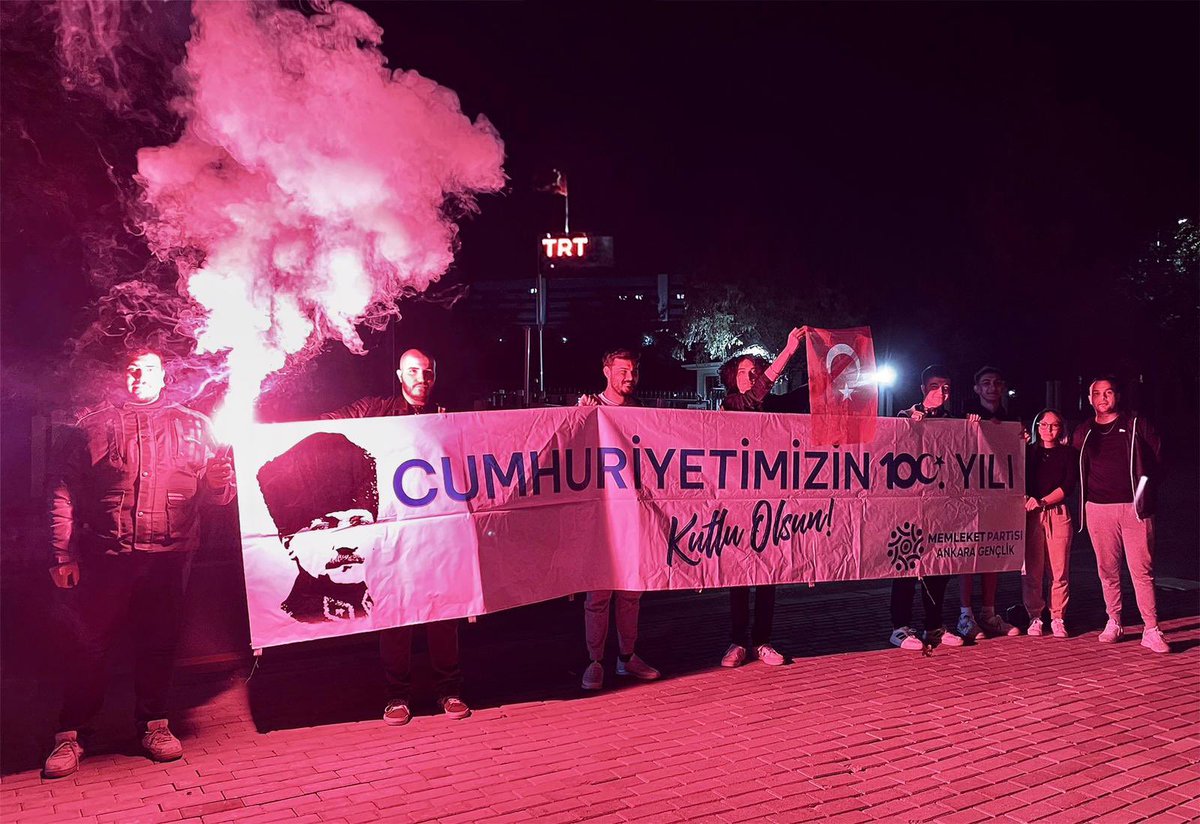 Memleket Partili gençlerimiz, Cumhuriyet’imizin 100. yılını, 100. yıl etkinliklerini iptal eden TRT’nin önünde kutladı. 

İçimizdeki Cumhuriyet sevgisi asla bitmeyecek! #İyikiVarsınCumhuriyet 🇹🇷