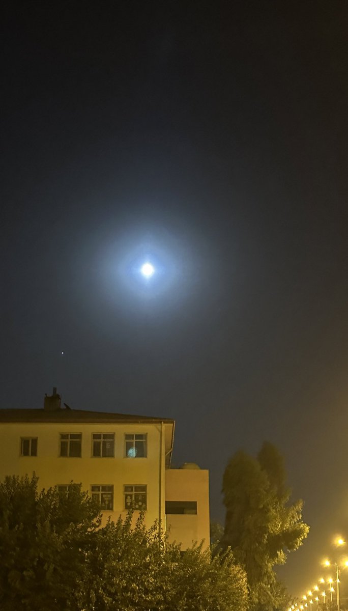 smailaydemir's tweet photo. @SerpilOzkan99 Video çekiminiz ya gece moduyla çekilmiş. Ya da ortamda çok fazla ışık altında çekim yapmışsınız. Kamera ile alakalı bir durum.  3 saat önce çektim https://t.co/NKXKKgKIhp
