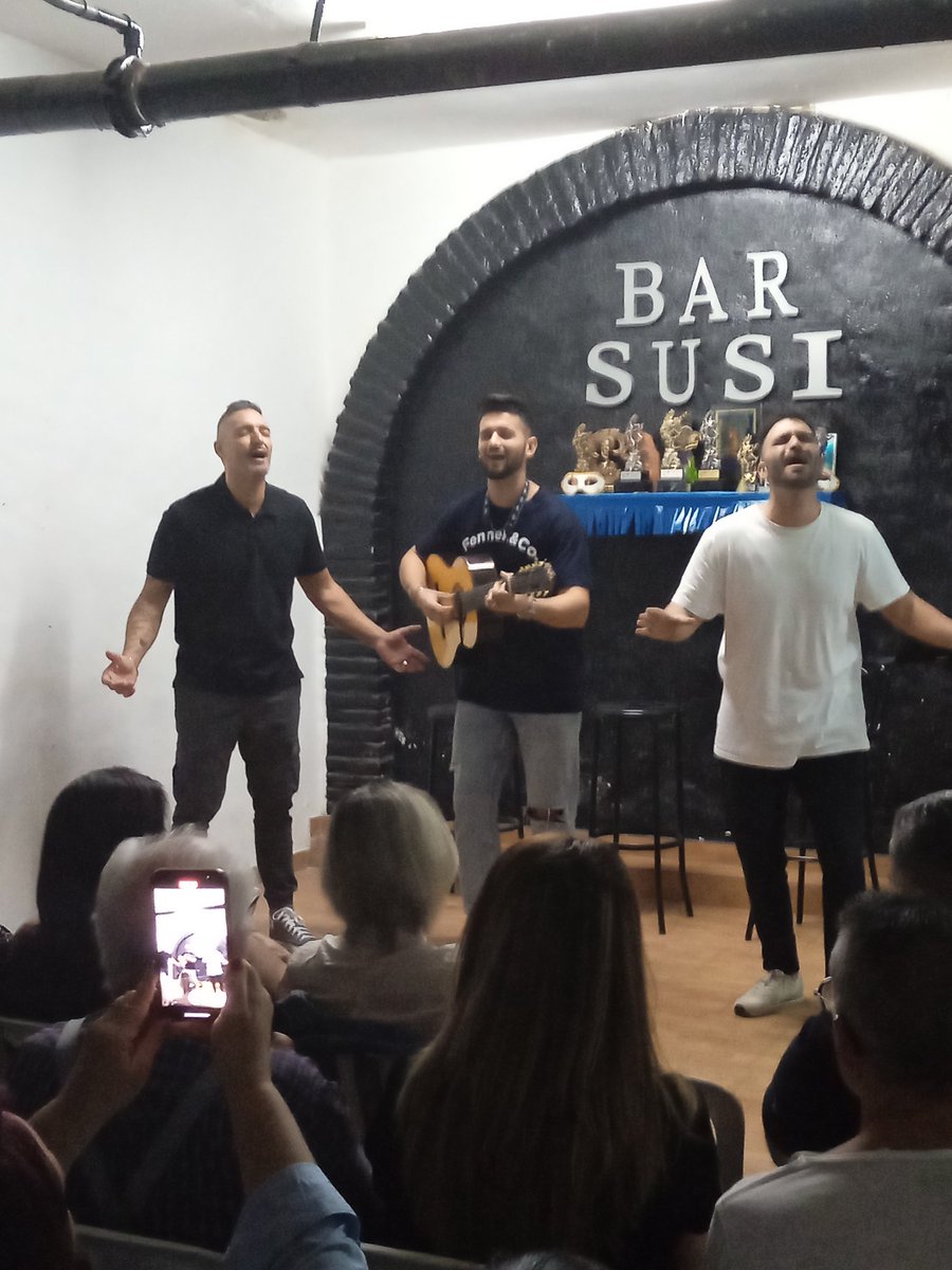 pakitosusi's tweet photo. Los hermanos Paco y David Catalán junto Moi Arévalo regalándonos una noche de coplas inolvidable.
Gracias a todos por hacer posible estos momentos en #BarSusi.
@MoisesArevalo36 #PacoCatalan #DavidCatalan https://t.co/AU6bI5IUvf