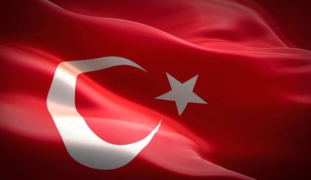 ErdiESE's tweet photo. Ay yıldızlı al bayrak gözümüzün önüne geldiğinde koca mazi canlanır hafızamızda: Üstünde yaşadığımız toprakları vatan kılmak için binlerce yıldır mücadele eden şehitler, vatan işgal altındayken canından geçip aziz toprağın kara bağrına kanını döken yiğitler, https://t.co/pH3qBk6nIt