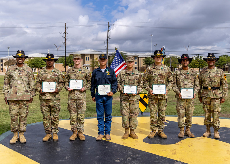1stCavalryDiv's tweet photo. Congrats to our Troopers Of The Week, being awarded by Maj. Gen. Kevin D. Admiral for their hard work and dedication.
#FirstTeam | #LiveTheLegend | #cavready | #PeopleFirst | @iii_corps | @FORSCOM https://t.co/vQYL7MziVj