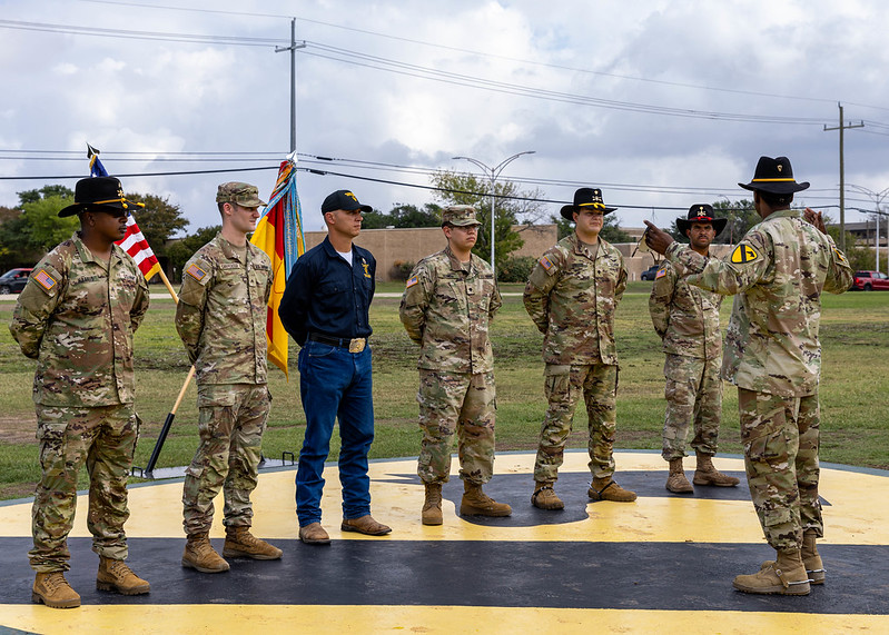 1stCavalryDiv's tweet photo. Congrats to our Troopers Of The Week, being awarded by Maj. Gen. Kevin D. Admiral for their hard work and dedication.
#FirstTeam | #LiveTheLegend | #cavready | #PeopleFirst | @iii_corps | @FORSCOM https://t.co/vQYL7MziVj
