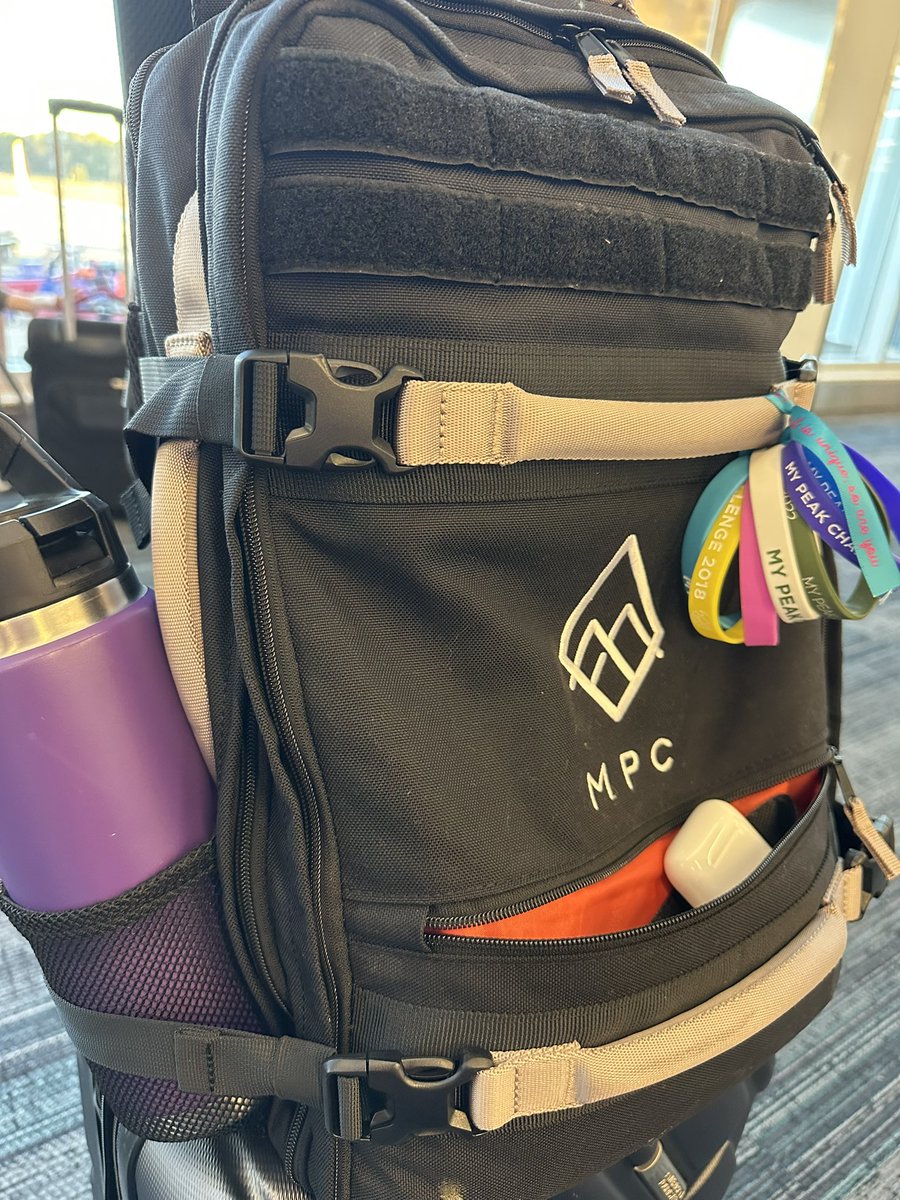 Traveling with my #PeakerPack is such a breeze! And peep that refillable water bottle to keep from using single use plastics 💙💚 <a href="/TPeakers/">Traveling Peakers</a> <a href="/MyPeakChallenge/">My Peak Challenge</a> <a href="/OurOcean/">Ocean Conservancy</a> <a href="/SamHeughan/">Sam Heughan</a> <a href="/PeakersSave/">Peakers Save The Planet</a> #OceanConservancyChallenge